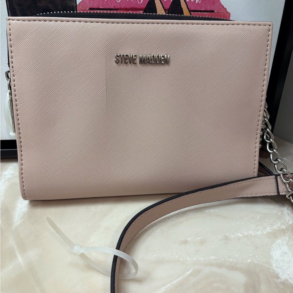 NEW STEVE MADDEN CROSSBODY BAG. LT PINK FAUX LEATHER, 3 SECTIONS.